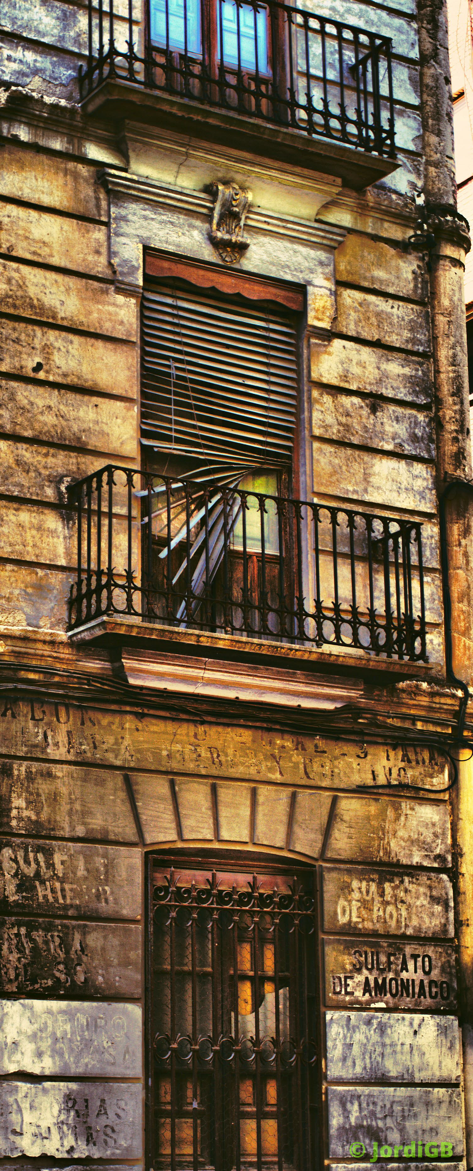 Una fotografía de las que hago cargada aleatoriamente, para darle algo de vida a la página. Lo más probable es que sea un paisaje natural o urbano, de conjunto o de detalle.